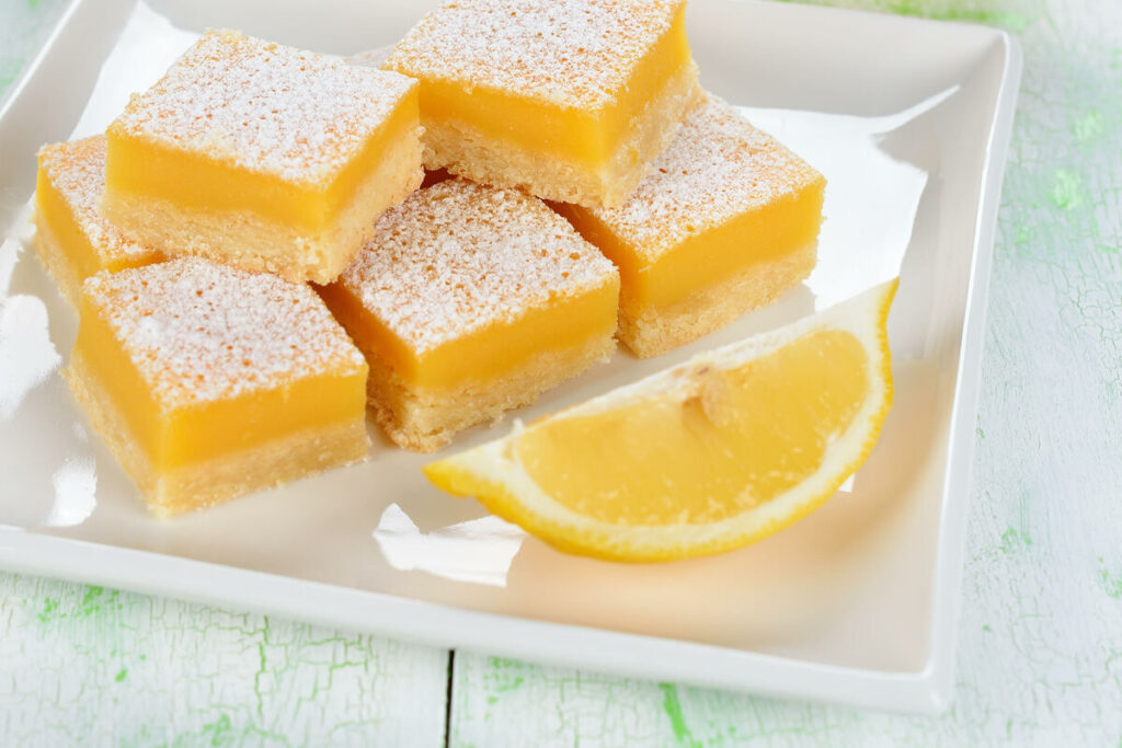 Quadrotti ricotta e limone: il dessert morbido senza lievito, pronto in una ciotola
