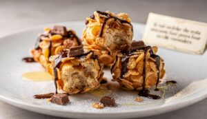 Se vuoi un dolce che resta croccante fuori e morbido dentro, prova le rose del deserto con cornflakes