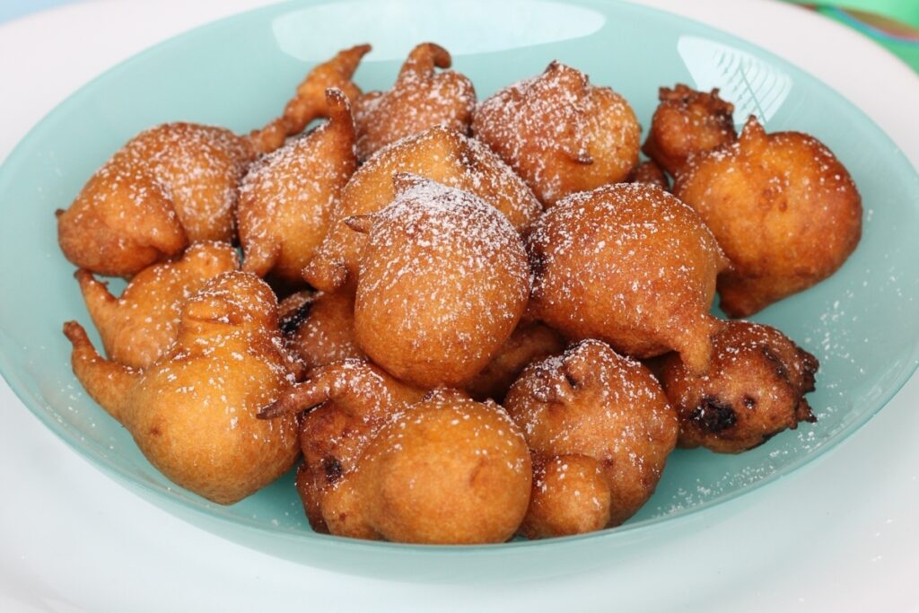 Frittelle al limone: la ricetta dei dolcetti morbidi e golosi per Carnevale